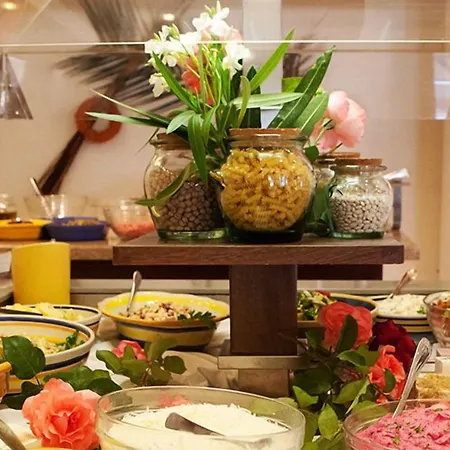 Delfinia Hotell 4*