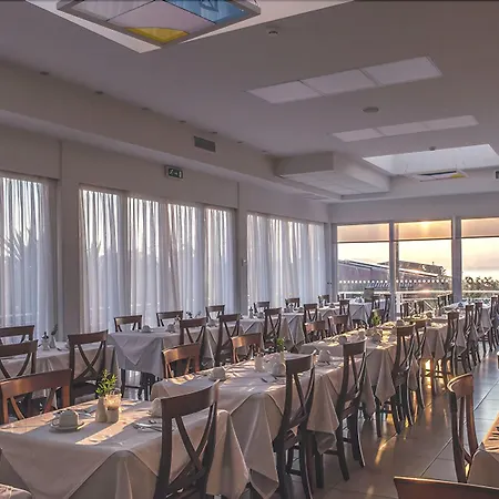 Delfinia ホテル 4*