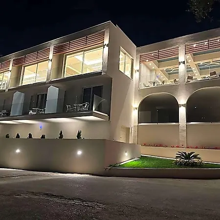 מלון Delfinia 4*